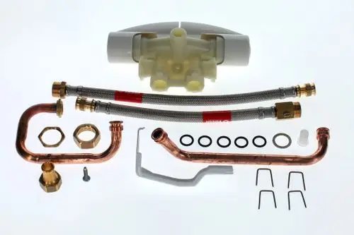 BOSCH Mischer-Set mit verschiedenen Kupfer- und Flexschläuchen, Schrauben, Dichtungen und Verbindungselementen, angeordnet auf einem hellen Hintergrund.